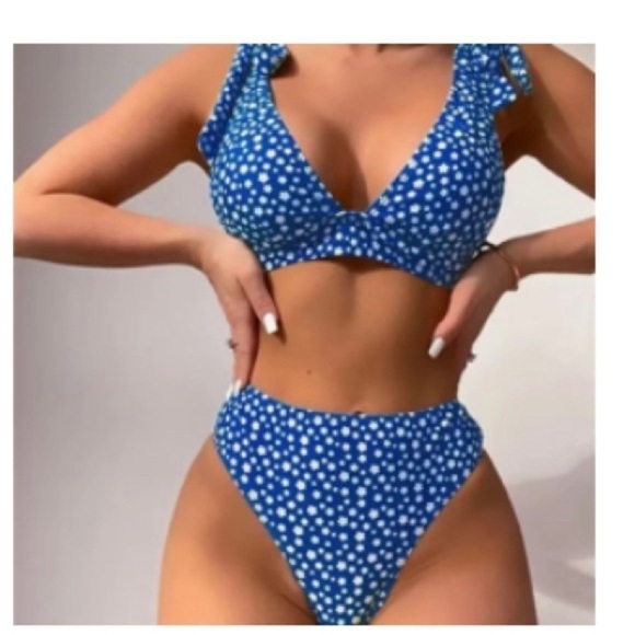 Other - 🌼NWT BLUE AND WHITE FLORAL BIKINI